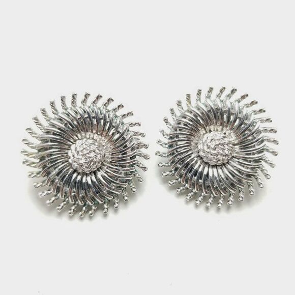 Vintage Crown Trifari Clip On Earrings, Silver Tone Pinwheel Shape Mid Century - Picture 1 of 7